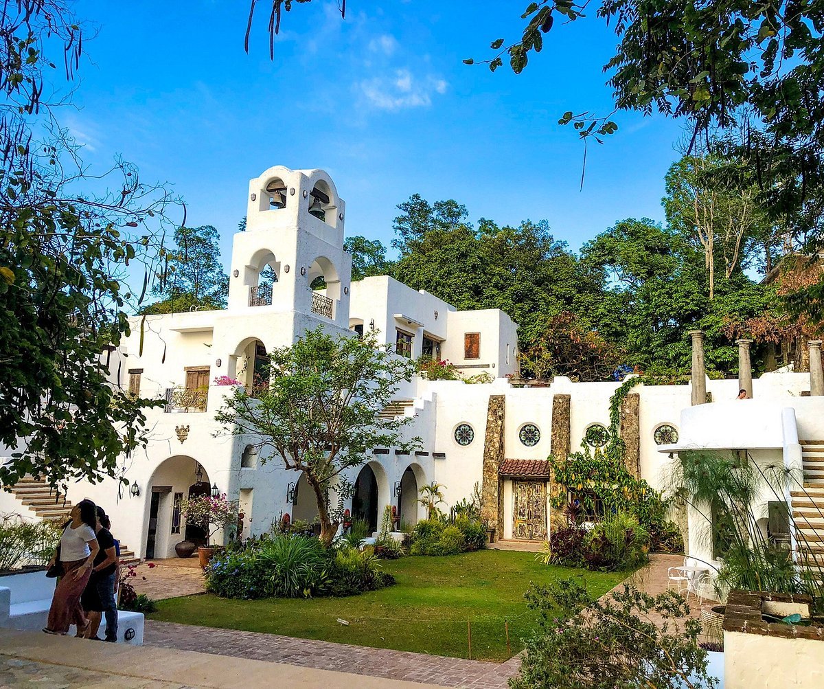 지중해풍 건축물과 정원 곳곳